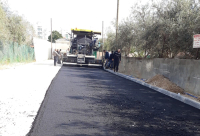   بالصور: العمل مستمر في تعبيد شارع الزهور بحي الرباط في الرملة 